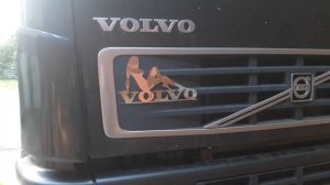 Логотип Volvo на переднюю решетку радиатора