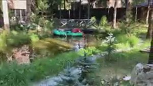 Спустили лодку на воду.Чистка дна пруда.Земснаряд самодельный.