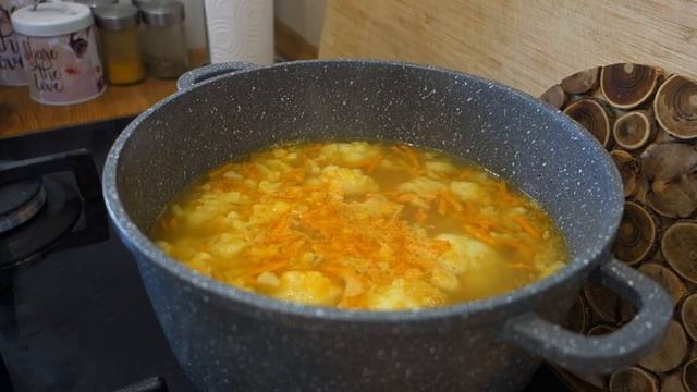 СУП С ЦВЕТНОЙ КАПУСТОЙ И ФРИКАДЕЛЬКАМИ смотреть онлайн