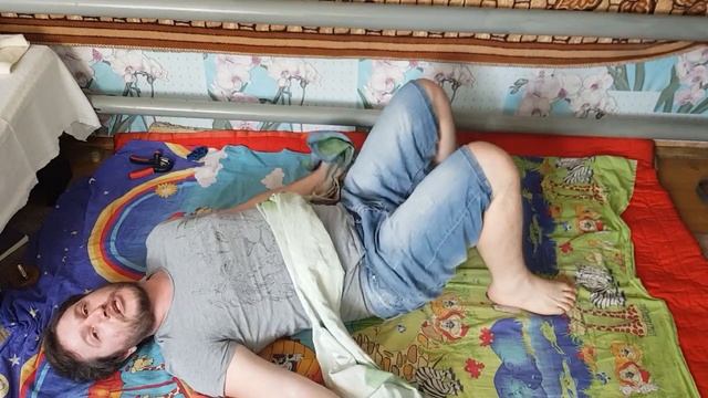 Как накачать бицепс без инвентаря в домашних условиях.