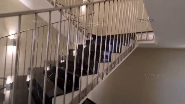 Ограждение из нержавеющей стали и мраморные ступени. смотреть онлайн