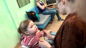 Прокалываем уши в 2 года 11 месяцев.  Больно или нет? Рита сама выбирает себе  серёжки.