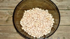 Фасоль с овощами в томатном соусе