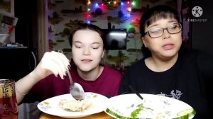 Мукбанг | Голубцы в сметане, курица с макаронами | Сели, поели