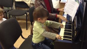 Деня 33 Играет на пианино в садике
