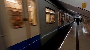 Метропоезд "Ока" прибывает на станцию Петровско-разумовская.