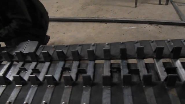 Самодельный мини трактор на гидроприводе. #1. Устройство шасси и сборка гусеницы. смотреть онлайн