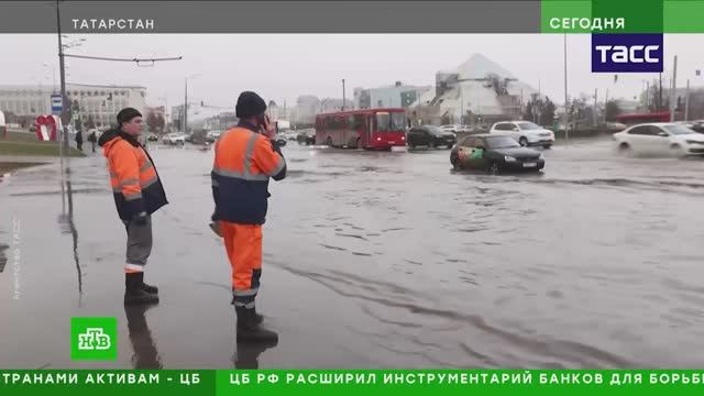Центр Казани ушел под воду из-за прорыва трубы