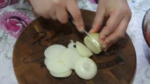 Царская рыба линь, приготовленная на мангале с овощами.