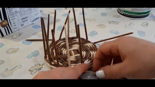 Плетеная корзинка из бумажной лозы.