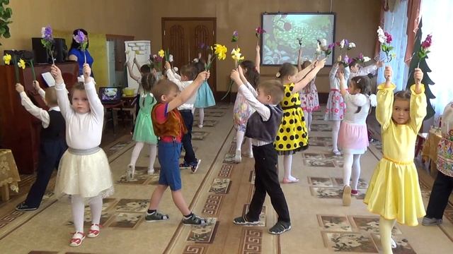 Танец "Смотри как солнце светит!" исполняют дети старшей группы №3 смотреть онлайн