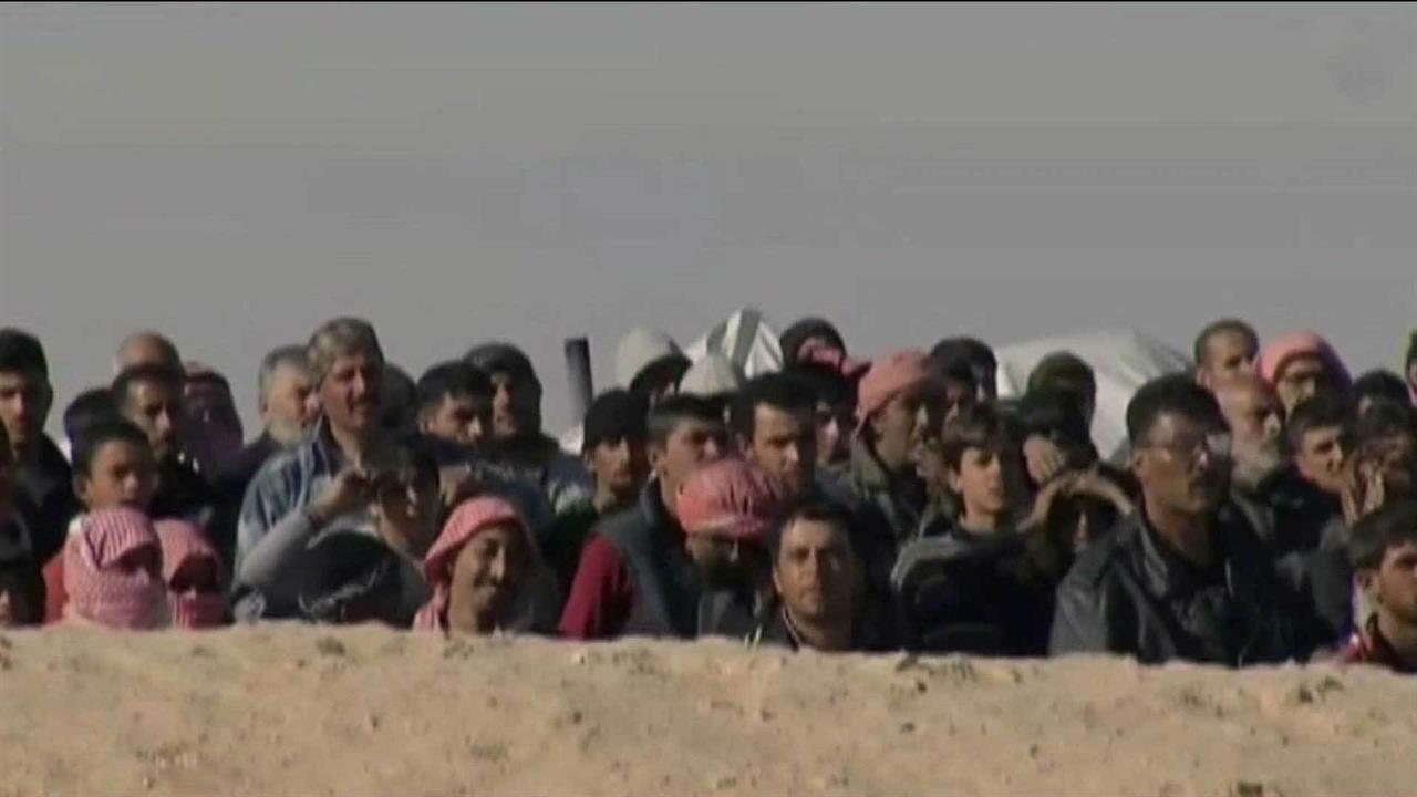 В лагерь беженцев "Эр-Рукбан" в Сирии выдвинулись шесть гуманитарных колонн, организованных прави...