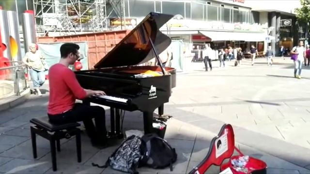 Pianist plays Interstellar, Disney, Zelda and more on the street! смотреть онлайн