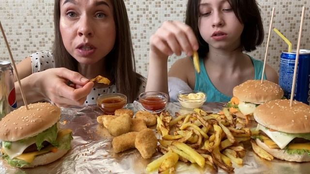МУКБАНГ ?БУРГЕРЫ,?КАРТОФЕЛЬ ФРИ, НАГЕТСЫ/Поздравляем с 23 февраля/MUKBANG BURGERS, FRENCH FRIES