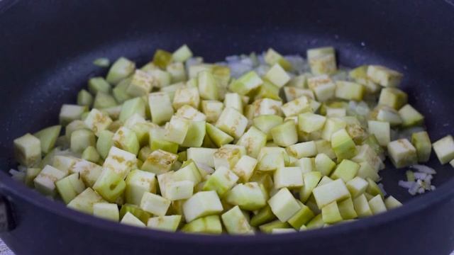 Тушеные баклажаны с помидорами и чесноком - простой летний рецепт овощного рагу с синенькими!