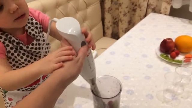 Как приготовить мороженое Арина и Регина своими руками делают ICE CREAM Игры с детьми смотреть онлайн