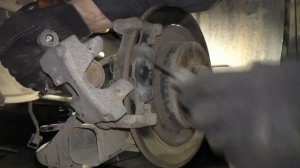 РЕНО ЛАГУНА. ПОЧЕМУ СКРИПЯТ КОЛОДКИ. ЗАМЕНА.