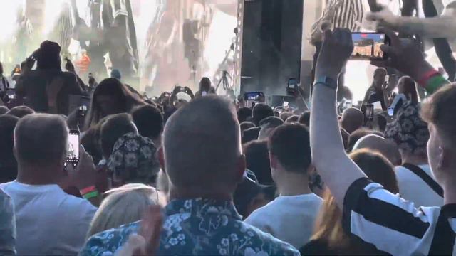 Sam Fender - Back in Black (AC/DC cover) with Brian Johnson and Phil Martin at St James Park смотреть онлайн