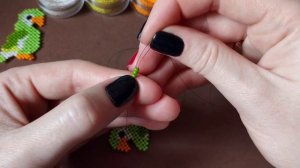 Фигурка попугай из бисера в технике крестик