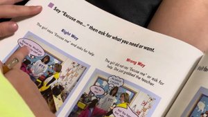 Арсен, аутизм, 9 лет. Разбираем разные социальные ситуации по книге.