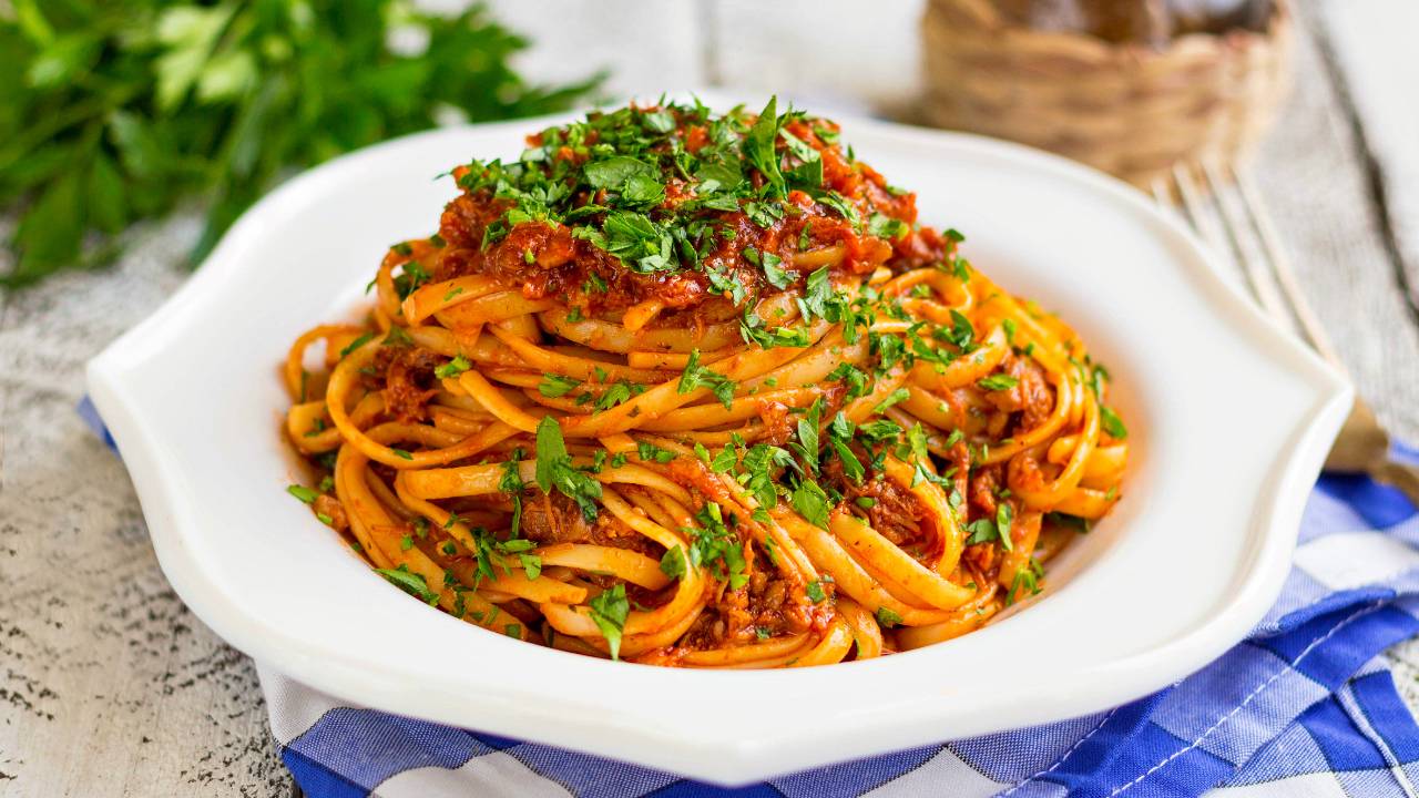 🍲 Макароны по-флотски с тушенкой — рецепт простого и быстрого блюда на обед или ужин!