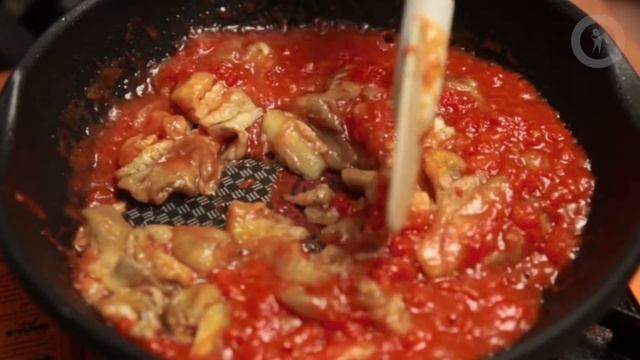 Паста с печеными баклажанами и рикоттой в томатном соусе