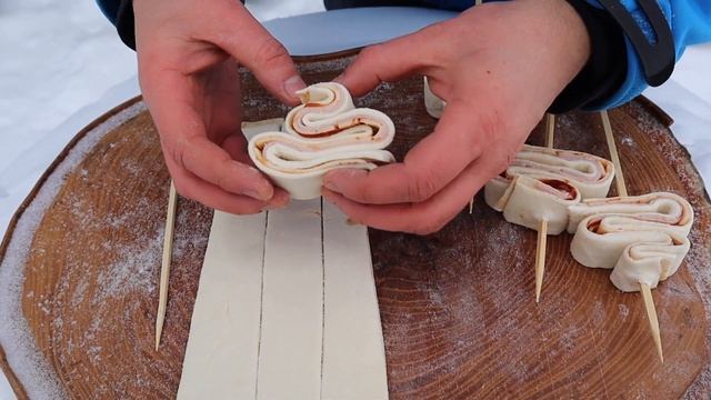 ?Продолжаем серию новогодних рецептов и сегодня готовим елочку из слоеного теста с ветчиной и сыром смотреть онлайн