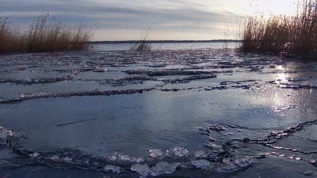 Лед на водоеме в 4к 2160р 60fps. Движение камеры по оледененной поверхности водоема. Релакс-видео.