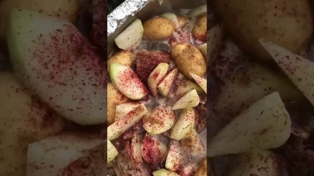 Рагу овощное с говяжьей грудинкой на костре.