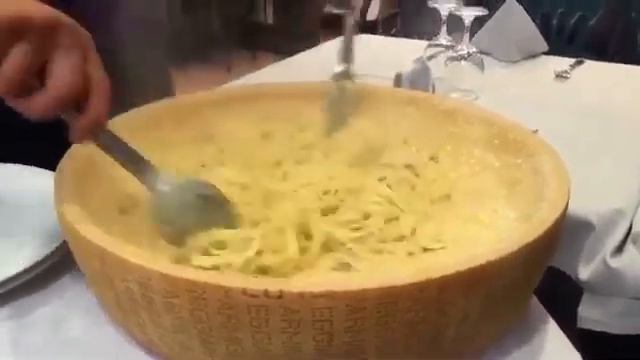 ИСПОЛЬЗУЕМ ДВУХЛЕТНИЙ СЫР ПАРМЕЗАН С КАРБОНАРОЙ! смотреть онлайн