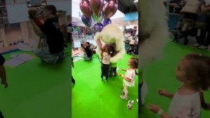 Крестная переоделась в зайку и сделала двойной сюрприз для маленькой крестницы?#заяц #чехов