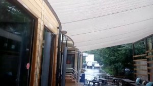 Натяжной тент из акрила во время дождя