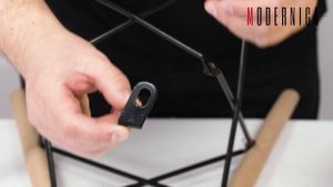 Сборку стула Eames DSW Style.