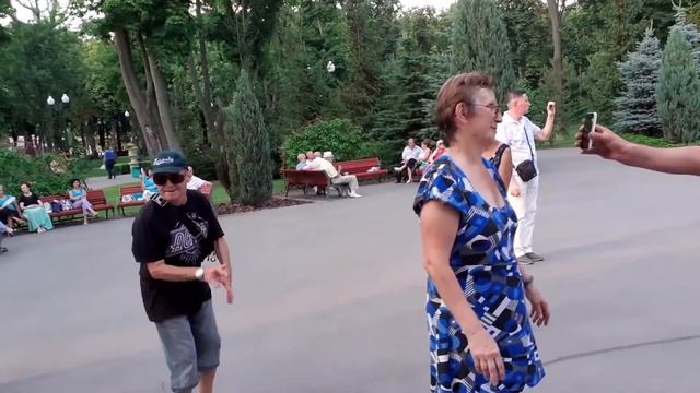 ЧУДНАЯ ПЧЕЛА МАЙЯ!???/ТАНЦЫ В ПАРКЕ ГОРЬКОГО ХАРЬКОВ ИЮЛЬ 2021 смотреть онлайн