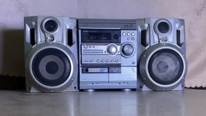 Демонстрация работы музыкального центра AIWA NSX-R30