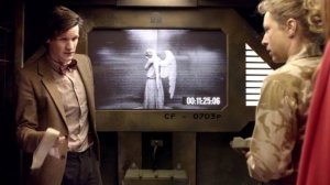 Ривер показывает изображение Плачущего Ангела | Время Ангелов | Доктор Кто