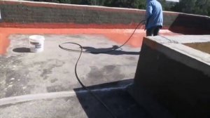 HYVST SPT 1080 L наносит гидроизоляционную мастику HYPERDESMO