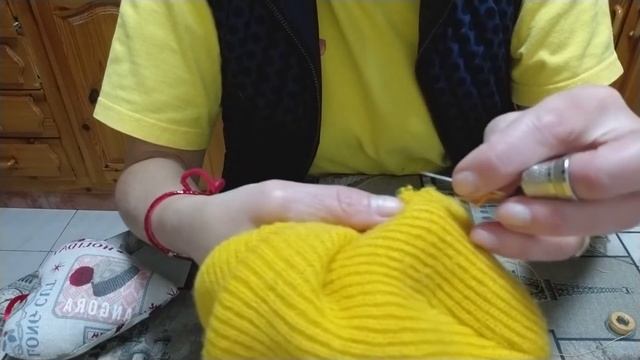 как зашить дырку на вязаной шапке
