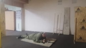 Как метать гранату из положения лежа