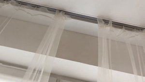 Натяжной потолок с линейными треками и контурной подсветкой