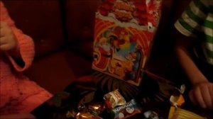 sweets Видео для детей. Куча конфет. Открываем новогодние подарки.