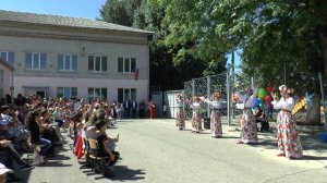 Звучат песни в исполнении ансамбля народной песни "Веселуха", руководитель Елена Викторовна Щеглова
