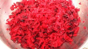 Салат из печеной свеклы с орехами и чесноком