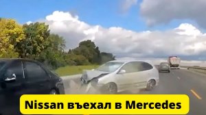 Nissan въехал в Mercedes на Чуйском тракте под Новосибирском