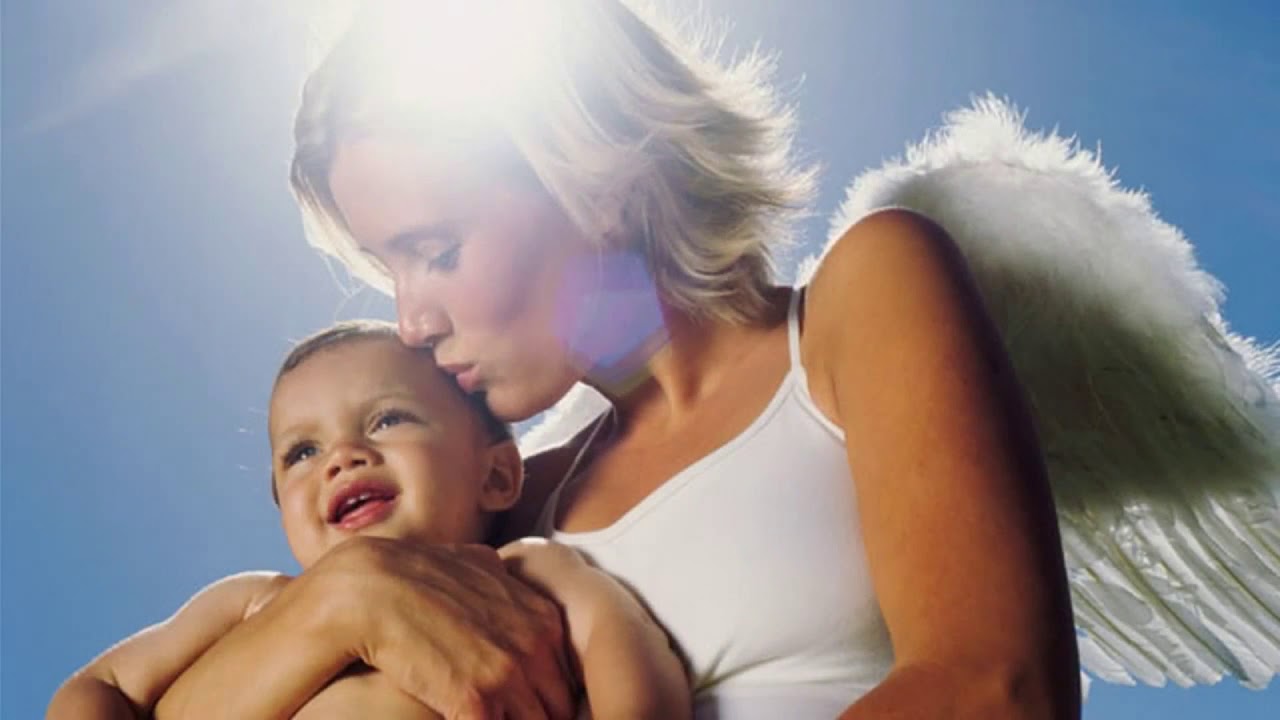 Видео ангела мамы. Мама ангел. Ангелочек с мамой. Мама ангел хранитель. Мать оберегает ребенка.