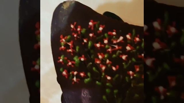 Шоколадная открытка ручной работы в форме сердца с росписью и медиантами