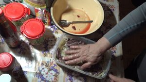 Заяц, запеченный в луке, с картофелем. Hare baked in onions and potatoes.