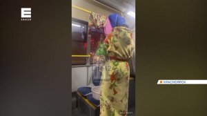 Женщина в домашнем халате и с полотенцем на голове развешивала бельё в автобусе