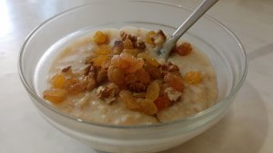 Овсяная каша с грецким орехом и изюмом на не молоке - Oatmeal porridge with walnuts and raisins on m