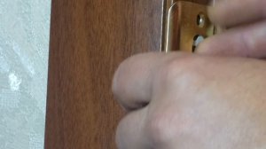 Как установить ответную планку замка.